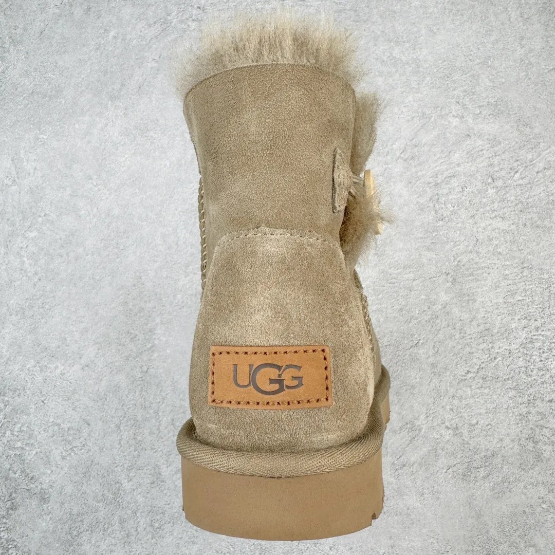 Pick up locally💰520 UGG 6422 Classic wooden buckle autumn and winter sheep fur integrated snow boots. All shoes are made from the same factory as ZP. Longfeng A-grade Australian imported sheep fur integrated women's boots. Brand OEM production line. Fully follow the ZP process. OEM original pattern maker. Adhering to the principle of no original shoes and no development selection. Pay attention to every detail. The most authentic version on the market. TREADLITE "Light Wing" technology outsole. Lightweight/durable/flexible/pile size: 35 36 37 38 39 40 Coding: by2936090